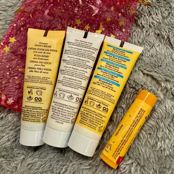 Burt's Bees Essential Everyday Beauty Spa Gift Set | 4 Pieces | Travel Size - Picture 2 of 5